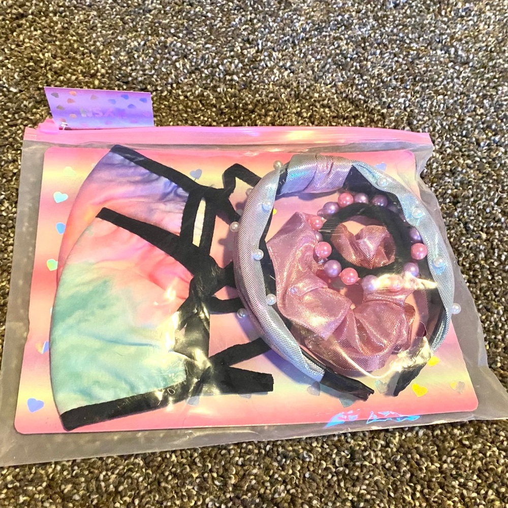 Girls Face Mask Gift Set NWT